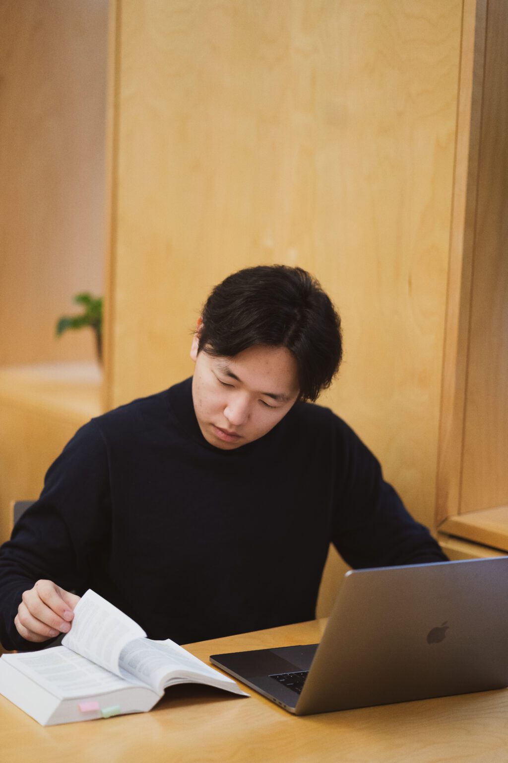 Homme avec un ordinateur et un livre